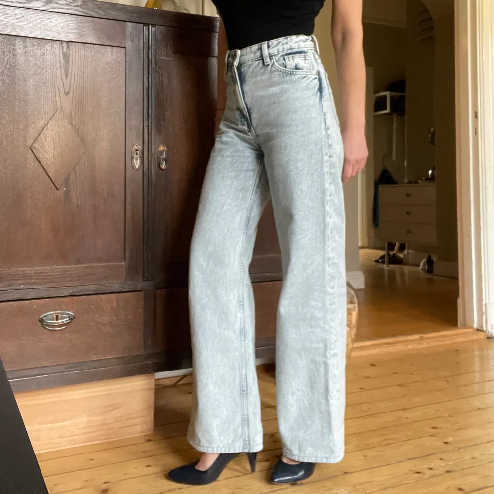 Fina jeans från Monki Stl 25 Modellen på bilden är 163cm lång och väger 53 kg. Jeans & Byxor.