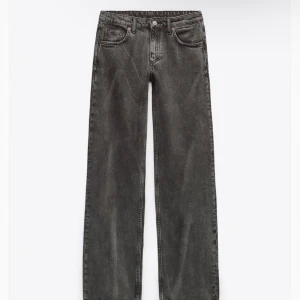 Raka jeans.  - Gråa jeans med rak passform nyskick. 5 fickor med dragkedja fram. Nypris 559kr. 