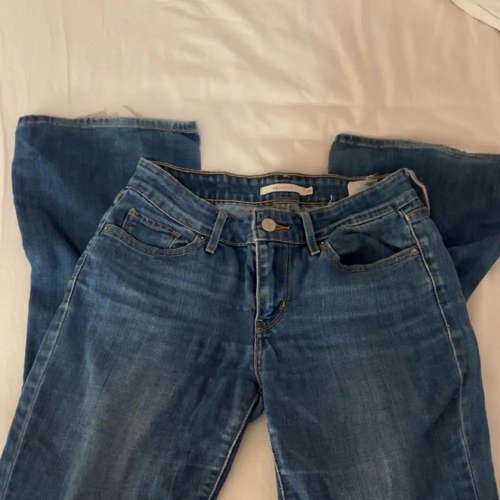 Lågmidjade bootcut Levi’s jeans som jag köpte på plick men är förstora för mej så säljer vidare dom🌸 . Jeans & Byxor.