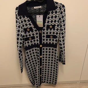 Klänning  - Stickadklänning, glittrig  Oanvänd 