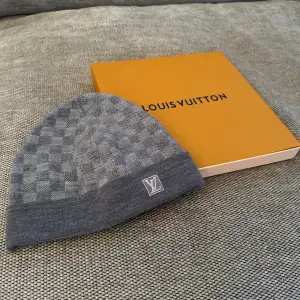 Tjena folket! Säljer en Louis Vuitton mössa med kvitto, färgen grå, vid fler frågor är det bara att skriva.