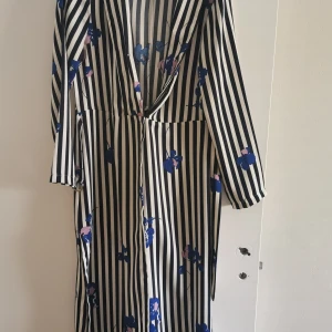 3 olika klänningar som passar till fest och vardag - Mycke bra skick på kläder. Fest och vardags pasar bra. 