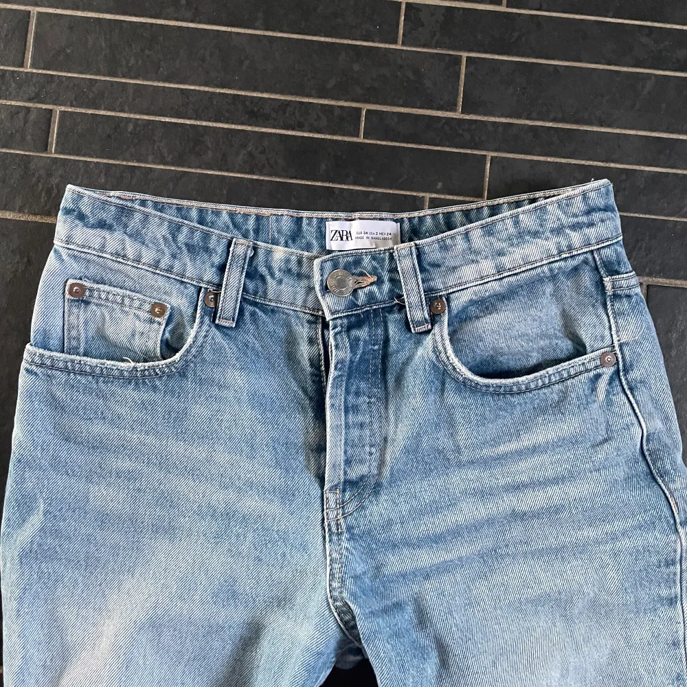 Skit snygga ljusblå jeans från zara som tyvärr är någon cm för korta för mig. Fler bilder finns!💗💗💗💗. Jeans & Byxor.