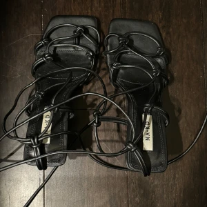 Klackar från NAKD - Klackar med knytband från nakd  Fortfarande fint skick, använder ej🤍 Klackhöjd: 5cm 