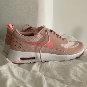 Nike air max thea - Storlek 40, små i storleken. Endast provade inomhus. 