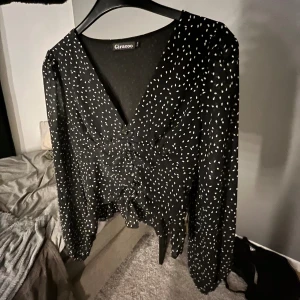 Blus - Sååå gullig blus perfekt till sommarn, för liten på mig så kan ej skicka bilder på tyvärr…. Passar perfekt på en XS 😘😘