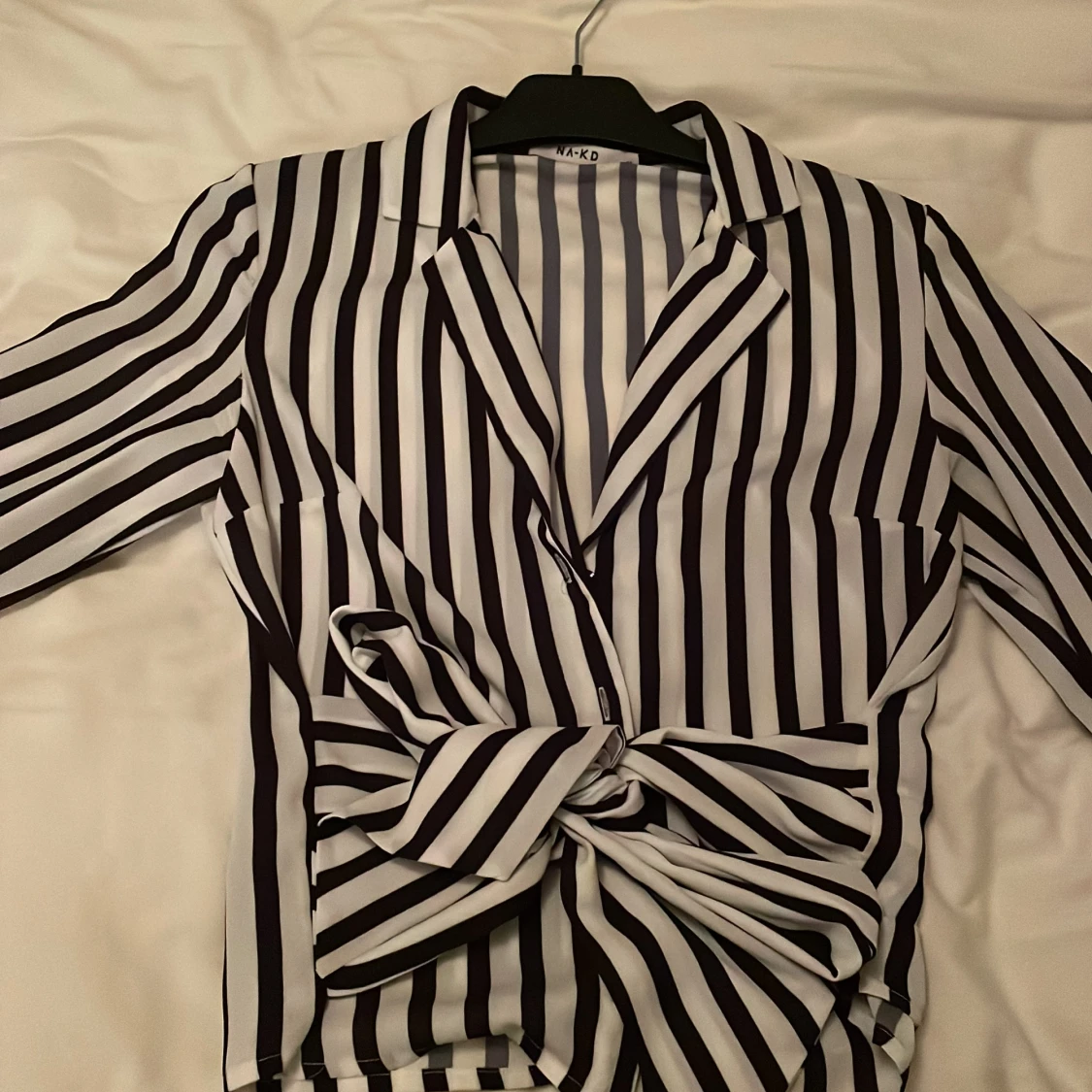 Randig omlott blus med band