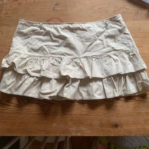 Söt lågmidjad kjol - Söt vintage kjol!! Midja: 41cm. Längd: 31! 
