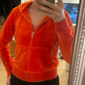 Juicy couture tröja  - Juicy couture tröja i orange använd ca 2-3 gånger 