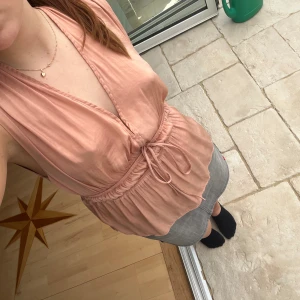 Jättefin blus från HM - Rosa/beige jättefin lite unik blus, jättemjuk, täcker hela ryggen och axlarna, storlek 36