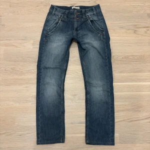Lågmidjade jeans - Lågmidjade straight leg jeans, vintage Lindex. Dom är i bra skick och har inga defekter. Passar strl 34/36. Har inga bilder på då dom är för små💗Skriv om ni har frågor💗