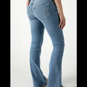 Jätte snygga low waist jeans ifrån Junkyard, aldig använt pågrund av att dom sitter inte så bra på mig. Kontakta mig för frågor eller annat! 💘