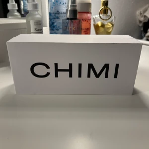 CHIMI 04 Ecru💞 - Säljer fina super snygga CHIMIS 04 Ecru i standard💞 helt nya inte använda en enda gång. Säljer pga att jag inte gillar standard utan vill helst ha lagrge. 
