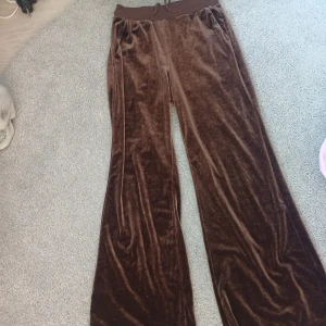 Bruna mjukisbyxor  - Bryna mjukisbyxor i ba skick bara använda ett fåral gånger och säljs då det inte är min still 