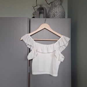 Vit volangblus, volangtopp, volanglinne strl S  - Vit volangblus, volangtopp, volanglinne strl S. Knappt använd, mycket bra skick. Storlekslapp är borttagen. Djurfritt och rökfritt hem. Missa inte mina andra annonser ❤️