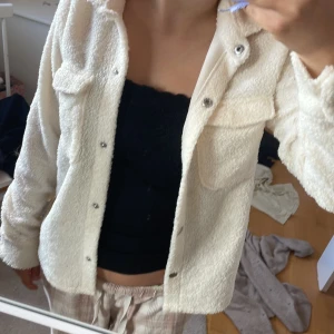 Vit ullig jacka - Jag säljer den då den aldrig används. Den är i bra skick och har aldrig används. Den är i storlek 146/152 men passar även för 158.