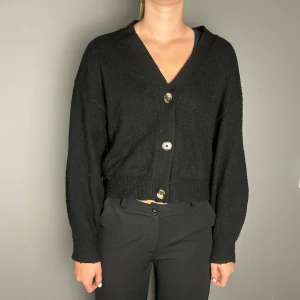 Kofta - Söt kofta perfekt till sommarkvällar. Den har lite noppror på dig men som jag tar bort med noppmaskin innan jag postar där av priset💕men annars inga andra fel