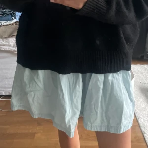 Jeans kjol - Kjol i denim. Jättesöt verkligen😍 Den är egentligen från barnavdelningen men är stretchig vid midjan så den passar mig som vanligtvis bär 34-38 eller S/M. 