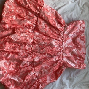 Miss Selfridge klänning - Sprillans ny klänning från Miss Selfridge. Väldigt gullig och unik och passar perfekt till sommaren. Prislappen finns kvar. Skriv för mått och fler bilder💌