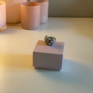 Edblad spike ring silver - Silver ring från Edblad som jag köpte 2021, blev bara använd i ett halv år då den inte blev till mer användning. Den är i storlek S, kolla på hemsidans storleksguide för att mäta vilken storlek du behöver. I gott skick och kan förhandla priset💓⭐️😁