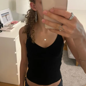 Stickad topp svart gina - Stickad svart topp ifrån gina tricot! Säljer både beige och svart!