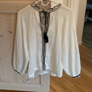 Strand skjorta - Jättefin och skön strand skjorta från Zara i storlek XS. Har andvänds några gånger  med det är inget fel med den