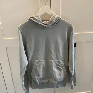 En snygg hoodie från stone island (junior) i mintgrön färg! Storlek:S Nypris: ca 2000kr