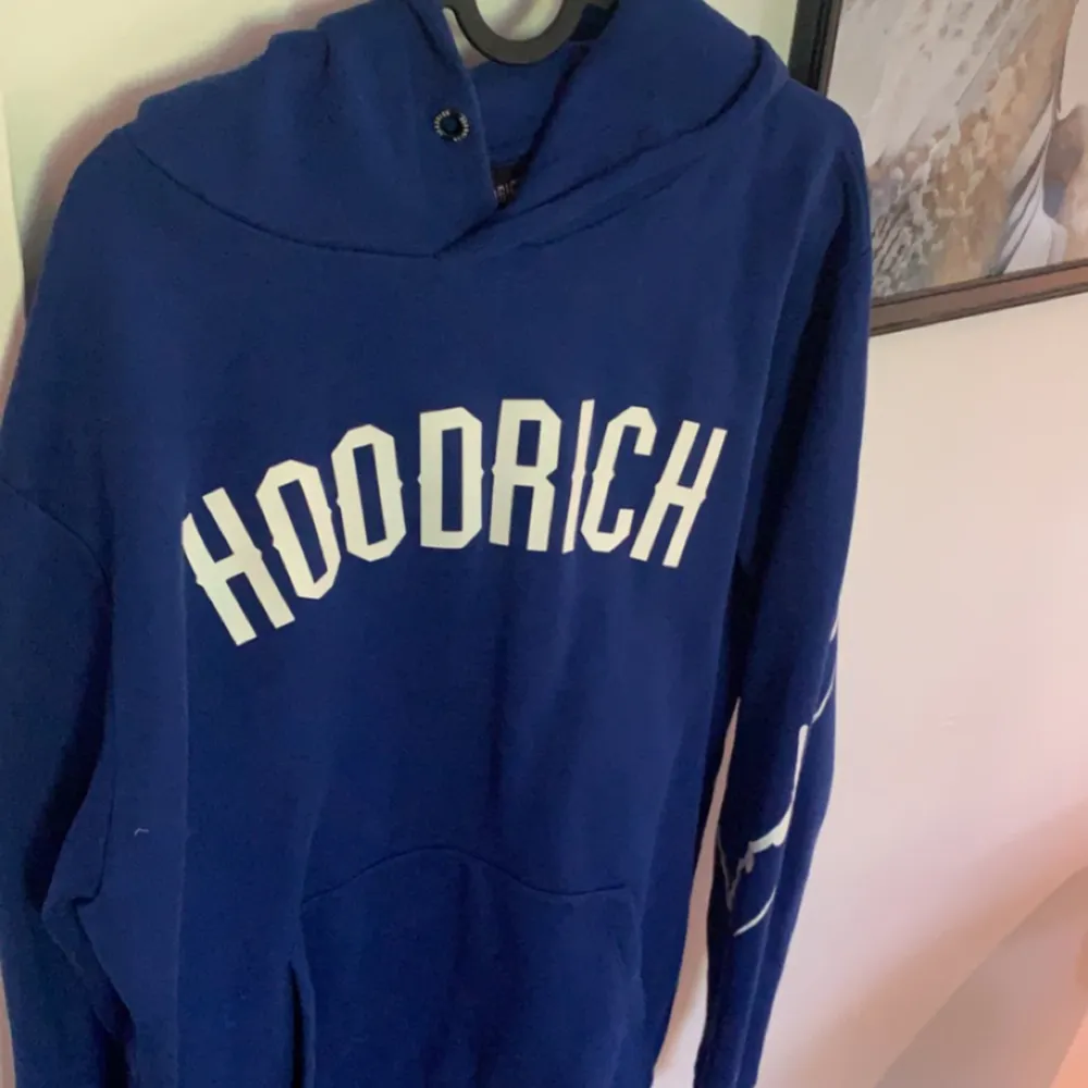 Säljer nu denna hoodrich hoodie då jag fick den i present och aldrig använt den Strlk M Skick 10/10 Hör av er vid eventuella funderingar . Hoodies.