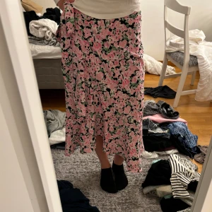 Blommig långkjol som man knyter - Jättefin långkjol från Gina Tricot, passar perfekt nu till sommaren. Använd men ser helt ny ut🥰