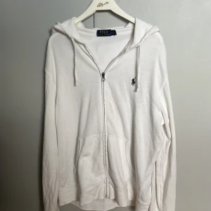 Ralph lauren zip hoodie - Säljer min vita Ralph lauren zip som knappt är använd, ny pris: 1699kr Tunn och fin till sommaren