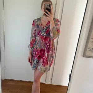 Sommarklänning  - Sommarklänning som är lätt att slänga över tex bikini. Kommer med en rosa underklänning.