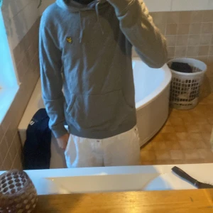 Lyle and scott - Hej! Säljer nu min Lyle and scott hoodie som jag inte använder längre. Det är en ass fet hoodie med en skön unik färg som passar till det mesta. Köpte tröjan för 1200 och säljer för 650 kr.  Pris kan diskuteras! 