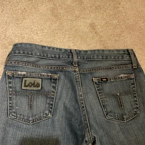 Loia lågmidjadejeans  - Älskar jeansen önskar att dem passar mig perfekt lågmidjade och jätte fin färg av klippta där nere. Midja 37 cm benlängs 78cm💕passar s/xs💕Det är bara att trycka på köp💕
