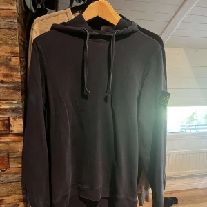 stone island  - tja säljer denna stone island hoodie åt min vän stl s  han på bilden är 170 cond avgör själva de är inga flaws hål eller liknande pris 1500 kom med bud kan gå ner vid snabbaffär