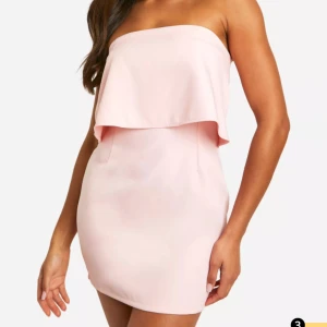 Rosa kort klänning - En super söt rosa klänning jag tänkte ha på skolavslutningen men va tyvärr för liten. Helt ny aldrig använd prislappen är kvar.