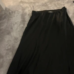 Lång kjol  - Säljer denna jätte fina svarta lång kjolen ! Pris går att diskuteras! ( sry för dåliga bilder men skriv  privat för bättre!)