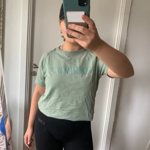 Gymshark T-shirt  - T-shirt i bomull från Gymshark i den snyggaste sage green. Fint skick, med några få sprickor i trycket. Det står ingen storlek i, men jag uppskattar det som en S/M