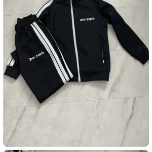 Dress - Köpt till kille - men såklart också så pAssar den både och  Säljs billigt mot i köpt 2500, gör ett kap Helt oanvänd  Passar ej  M~m+    