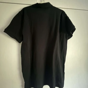 Ralf lauren pike - Storlek:XL Passform: slim fit  Skick: Bra skick  Använd: 3 gånger  Färg: svart med röd loga Köpt: 1 år sen ( Johnells Norrköping)  Ny pris: 1199kr  