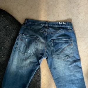 Dondup Jeans - Taj säljer nu mina dondup jeans dom är i bra skick skulle säga 8/10, jeansen har använts ett fåtal gånger så säljer de därför billigt. Snygg colorway och eftertraktat märke så va snabb med att köpa. Storlek 32 och slim/tapered fit. Kontakta vi frågor