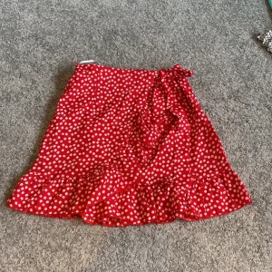 rödblommig kjol ❤️ - säljer för att jag inte änvänder den längre. ❤️