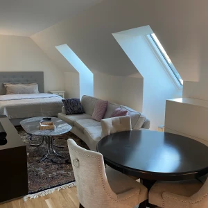 Matbord och 3 stolar från Mio - Begagnat matställ från Mio, Smärre repor på bordsfötterna annars allt i fint skick
