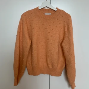 Stickad tröja, Mango - Relativt nopprig och i använt skick! 🧡