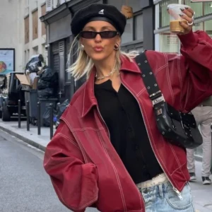 Röd jacka - Röd jacka köpt second hand. Kommer ej till användning. Storlek S, oversized. Inga defekter, som ny! 