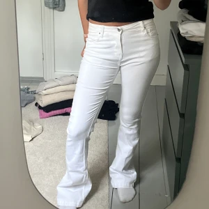 jeans - snygga vita jeans, aldrig använda🙌