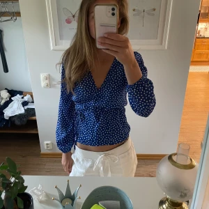 Omlottblus - Blåprickig omlottblus i jättebta skick 