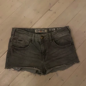 Lågmidjade jeansshorts. - Hej, säljer mina lågmidjade jeans shorts ifrån petrol industries, nypris 690kr men säljer för 300 pga för små. Köparen står för frakten!🩷