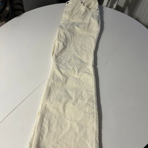 Vita raka Manchester jeans  - Vita raka Manchester jeans från STAY men köpt på carlings, dom är vita men åt det gula hållet, helt oanvända 🌸
