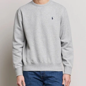 Ralph Lauren Sweatshirt - Skitsnygg och otroligt skön Ralph Lauren Sweatshirt! | Lapparna är tyvärr bortklippta men i övrigt är den bara använd ett fåtal gånger så i fint skick | Färgen heter Andover Heather | 🤝🤝🤝