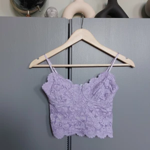 Ljuslila spetstopp, spetsbustier, spetslinne strl S  - Ljuslila spetstopp, spetsbustier, spetslinne strl S. Använd en gång, nyskick.